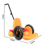 Chłopiec siedzący na jeździku Firefly Scooot w jesiennym parku